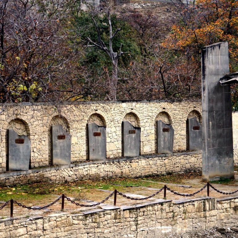Фото Памятник имамам времен Кавказской войны и их мюридам