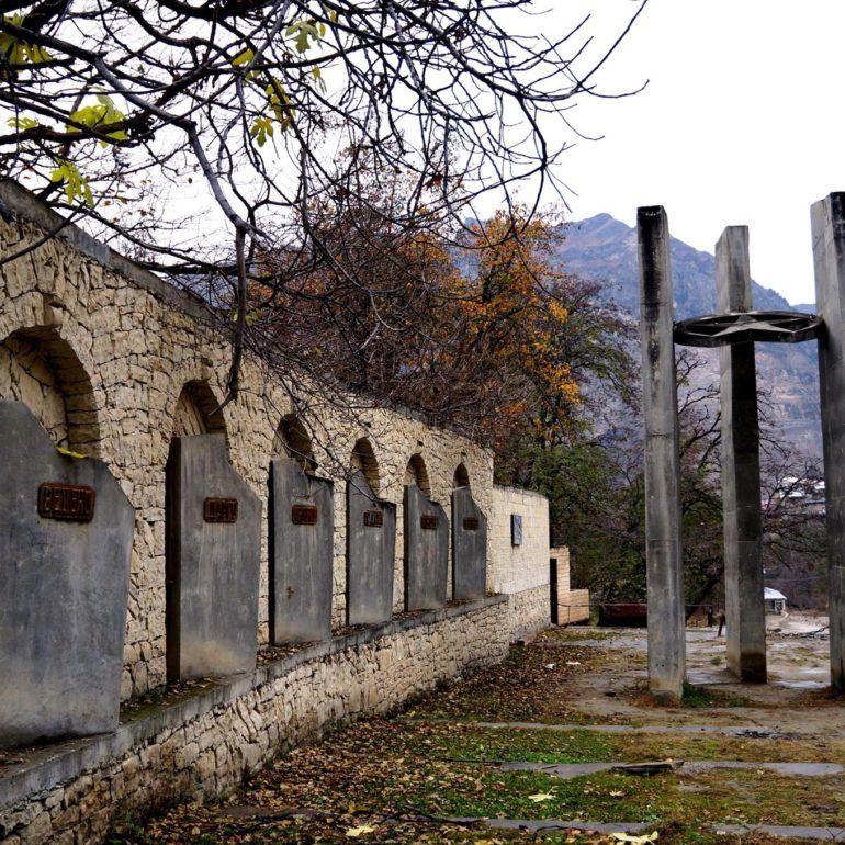 Фото Памятник имамам времен Кавказской войны и их мюридам