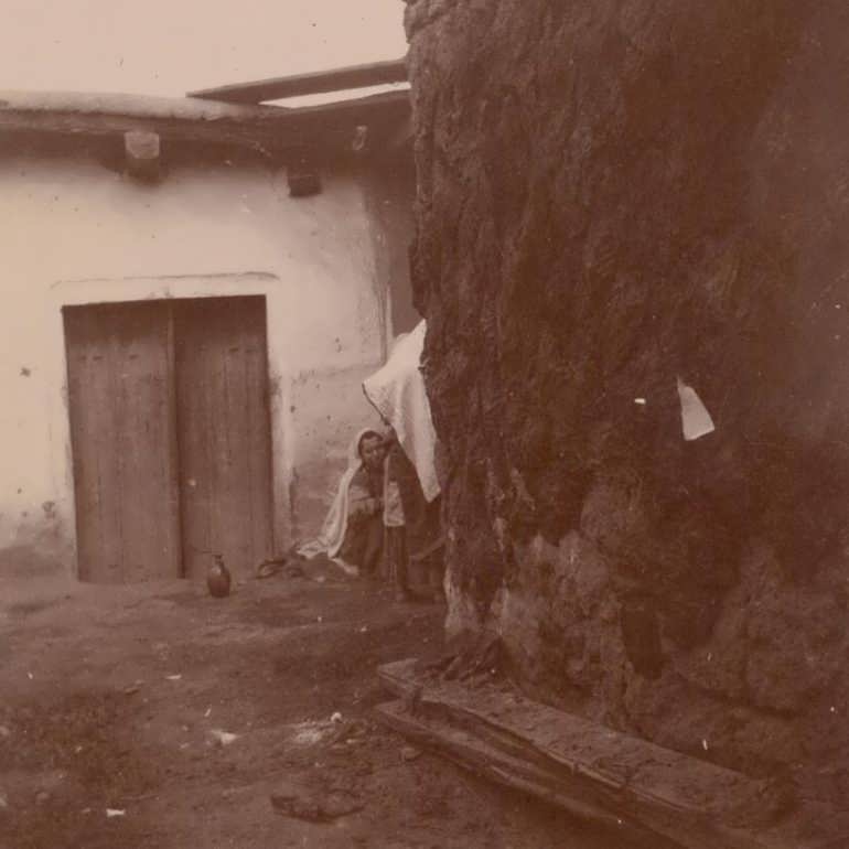 Фото Французский исследователь барон Жозеф де Бай в Дербенте. 1900 год