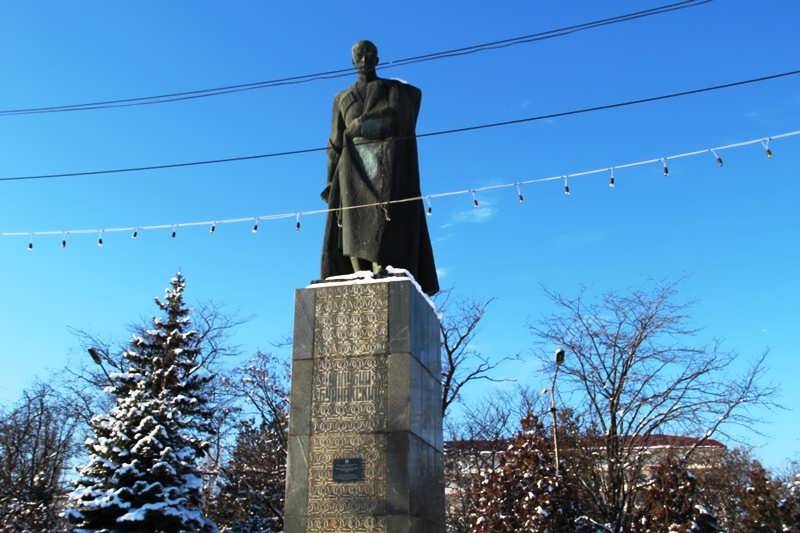 Площадь буйнакска. Памятник Уллубия Буйнакского. Памятник Уллубию Буйнакскому в Буйнакске. Уллубий Буйнакский революционер. Памятник Уллубию Буйнакскому в Махачкале.