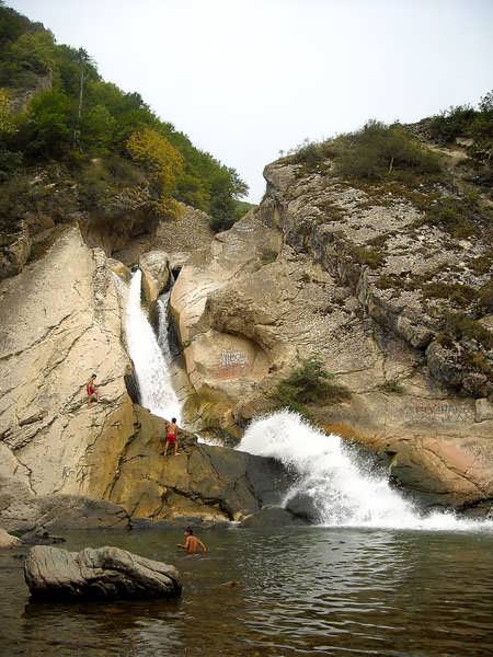 Ханагский водопад - популярное место отдыха дагестанцев / Фото из России
