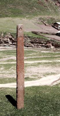 Историческая стела на окраине с.Кунки периода Кази-Кумухского ханства