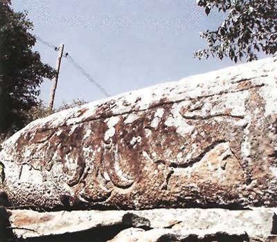 Саркофагообразное надгробие XIII в. с геральдическими знаками вблизи Кала-Корейша
